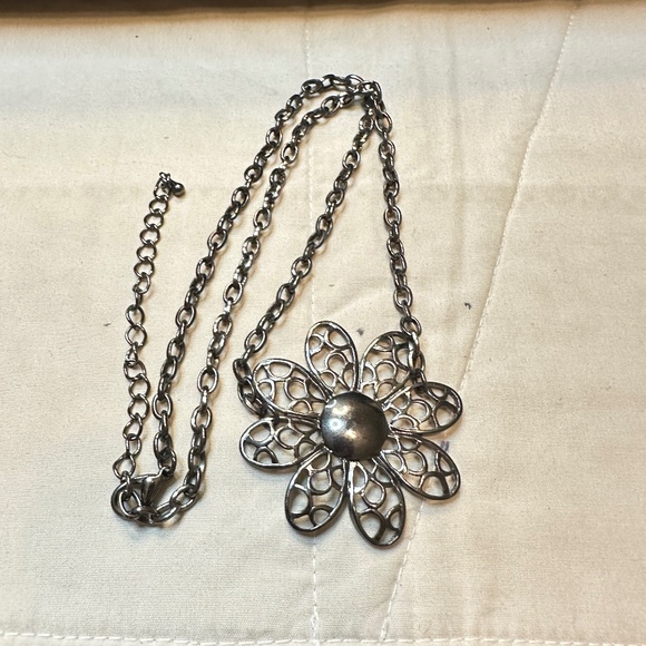 2/$15 Gunmetal Gray Flower w/Cut Outs Stationary on Chain Vintage - Picture 10 of 12